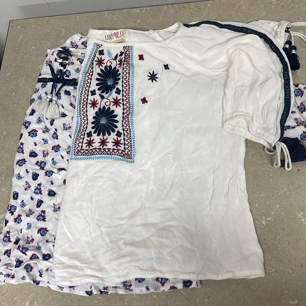 Bundle of two cute top Kandy kiss size medium, 7/8 with tussles